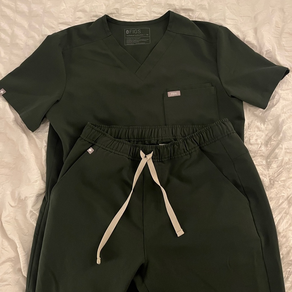 FIGS Scrub Set